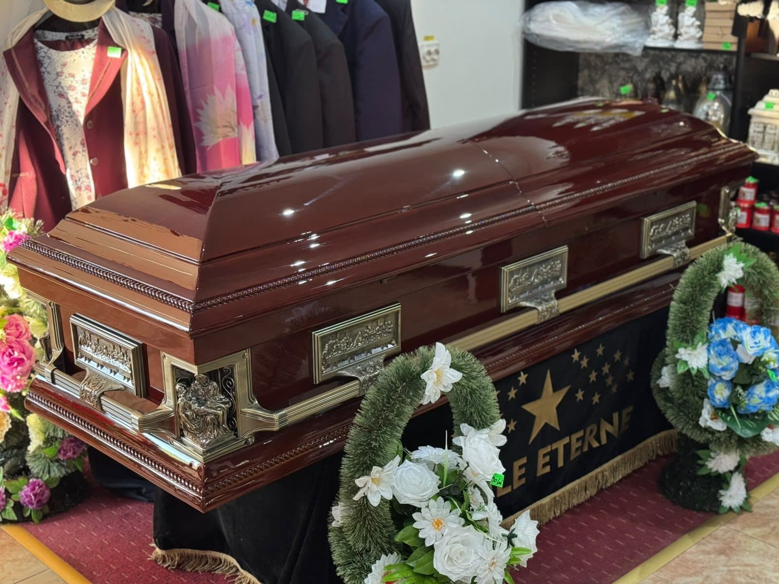 Sicriu din lemn lăcuit cu însemnele Stele Eterne și coroane funerare