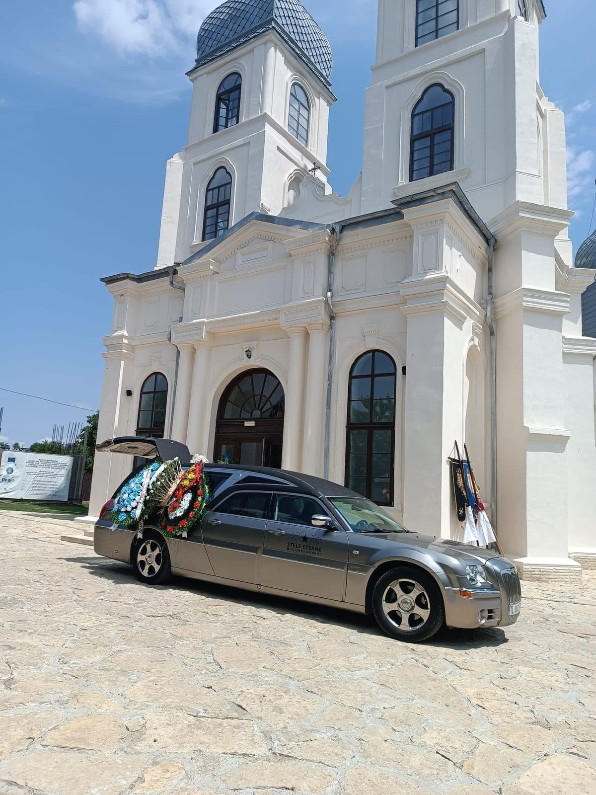 Autospeciala funerară Stele Eterne la o biserică din Tulcea