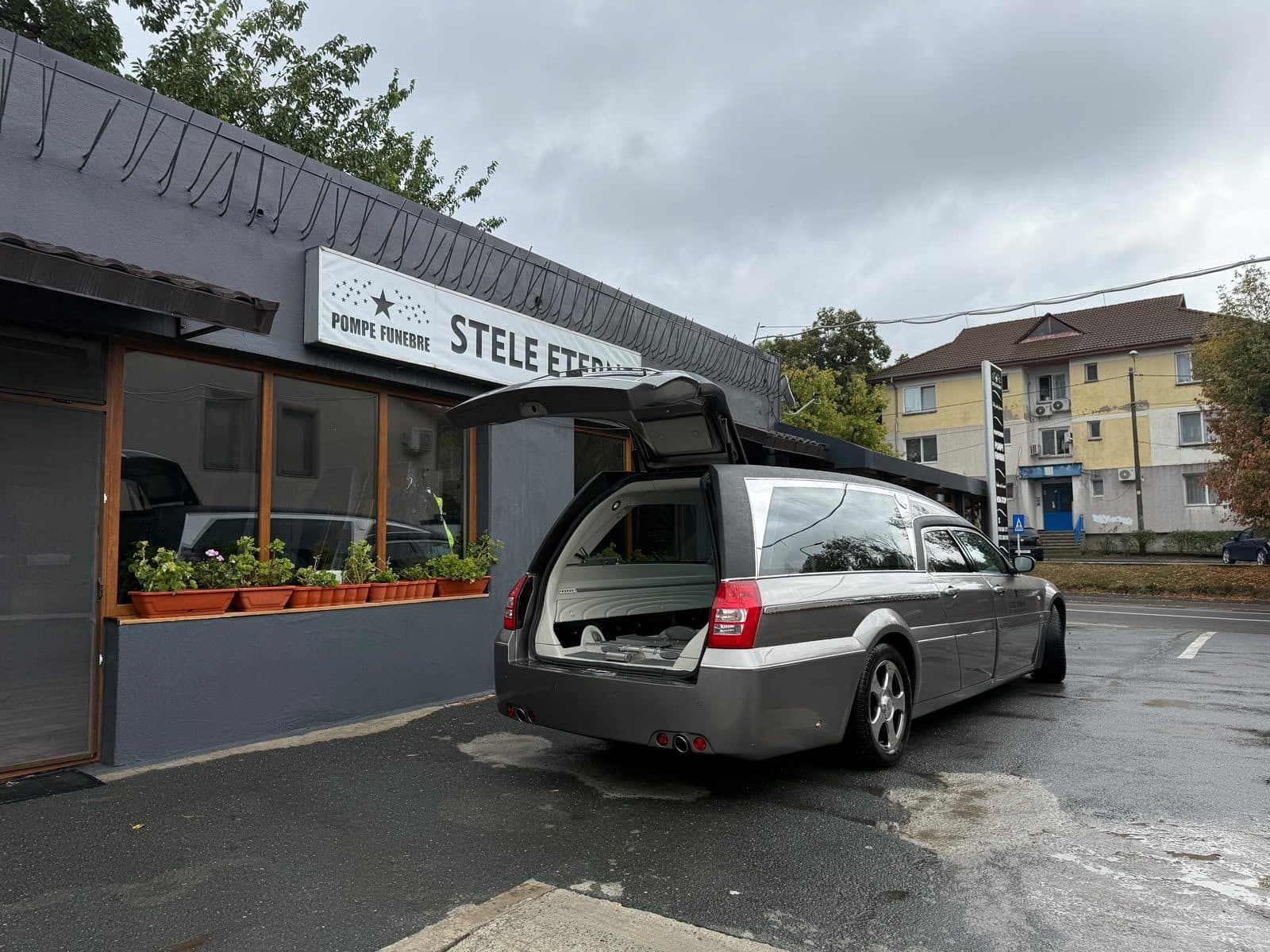 Autospeciala funerară parcată la sediul Pompe Funebre Stele Eterne