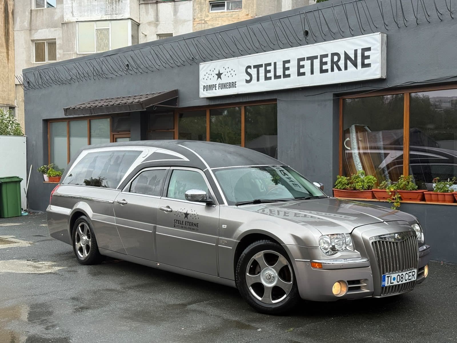 Mașina de paradă funerară Stele Eterne în fața agenției din Tulcea