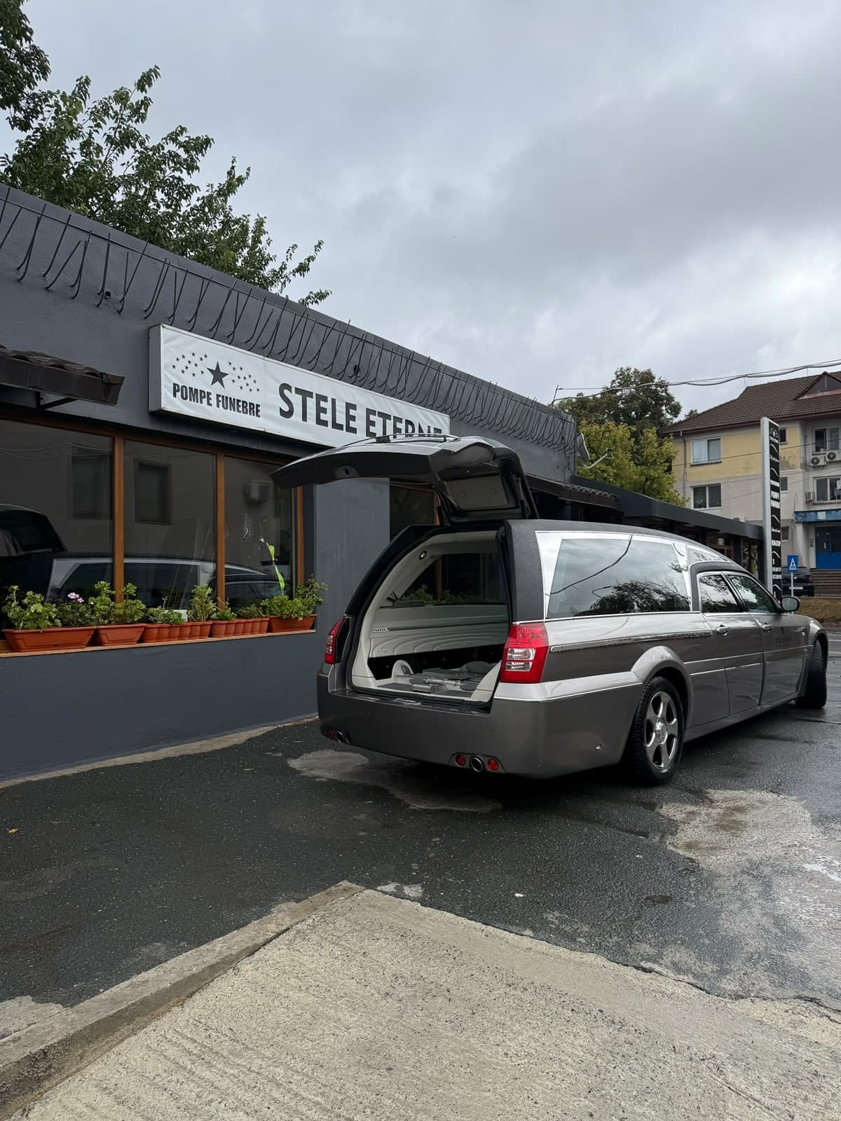 Autospeciala funerară cu hayonul deschis la sediul din Tulcea