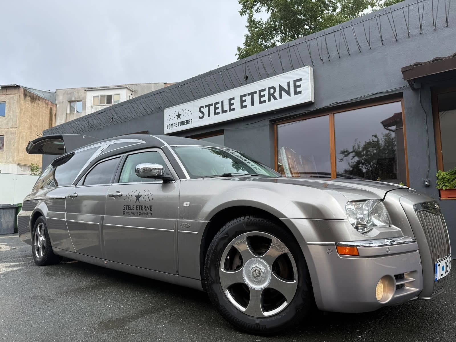 Autospeciala funerară Stele Eterne, vedere din lateral-față