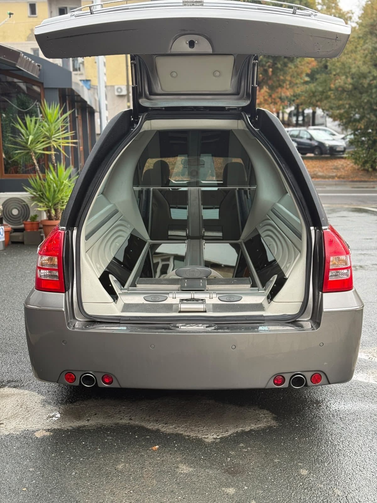 Autospeciala funerară Stele Eterne, hayon deschis, vedere din spate
