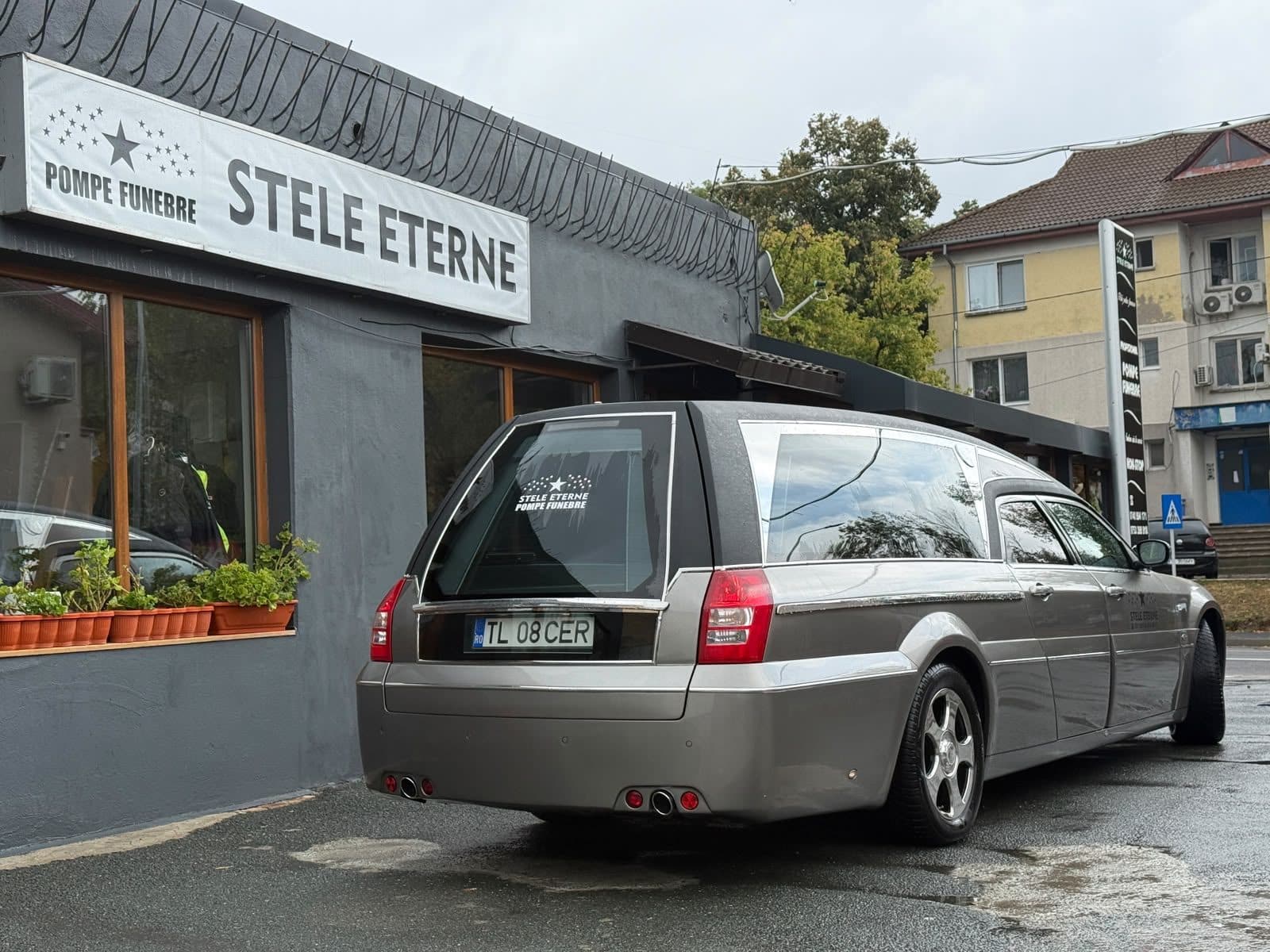 Autospeciala funerară în fața agenției Pompe Funebre Stele Eterne