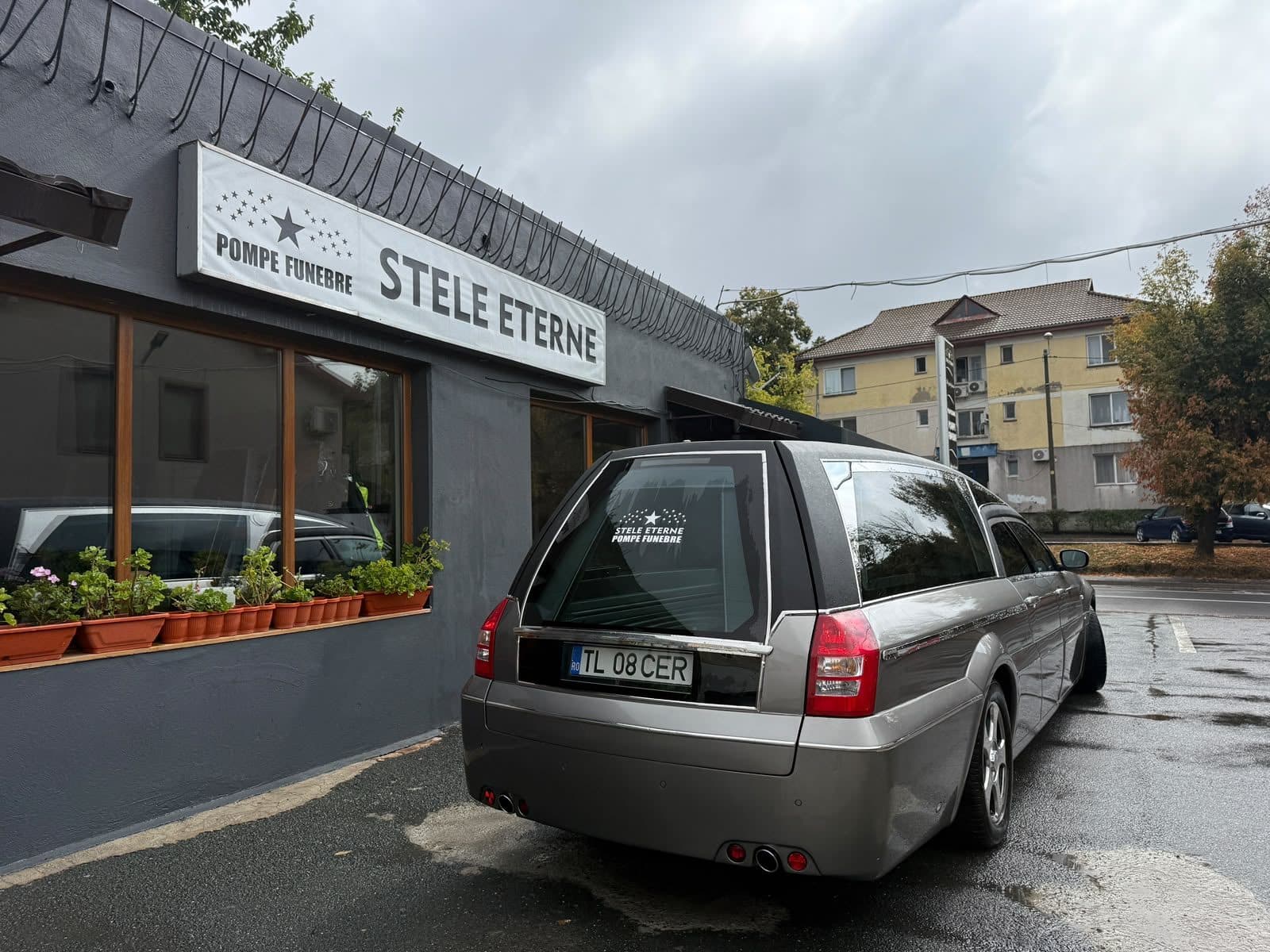 Autospeciala funerară Stele Eterne, vedere din spate-lateral