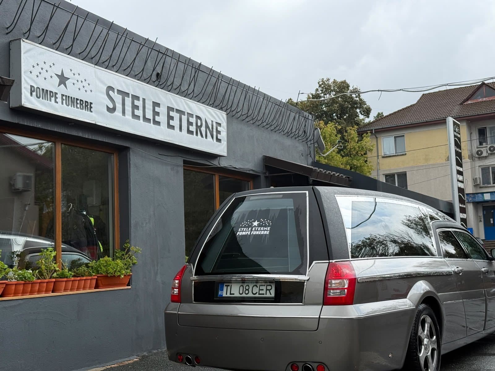 Autospeciala funerară în fața firmei Stele Eterne din Tulcea
