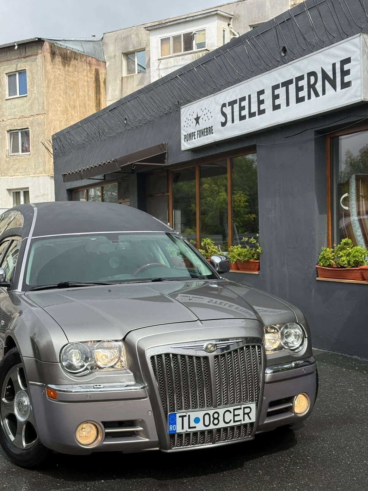Autospeciala funerară Stele Eterne, vedere frontală