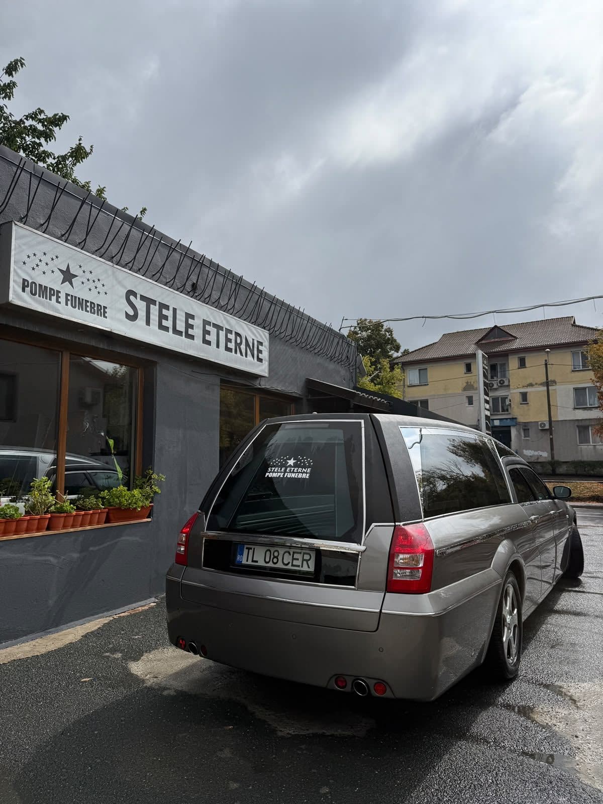 Autospeciala funerară la sediul Pompe Funebre Stele Eterne