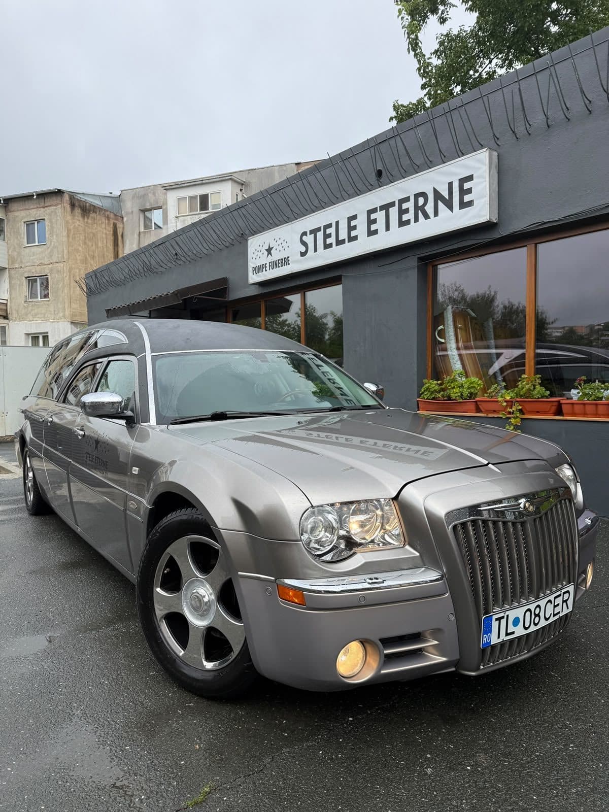 Mașina funerară Stele Eterne în fața agenției
