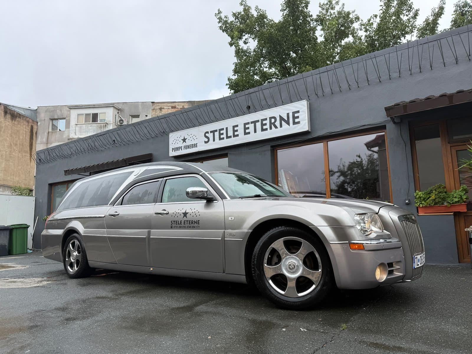 Autospeciala funerară cu sigla Stele Eterne, vedere laterală