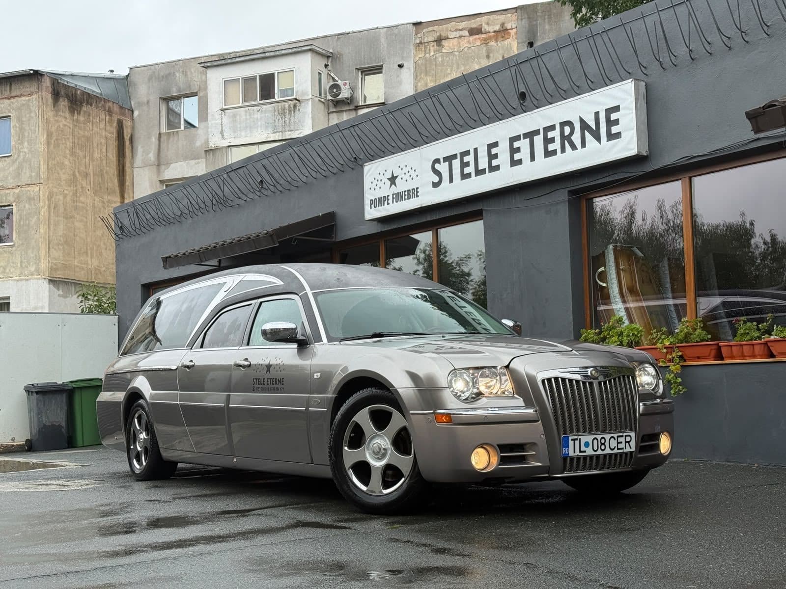 Autospeciala funerară Stele Eterne în parcarea agenției