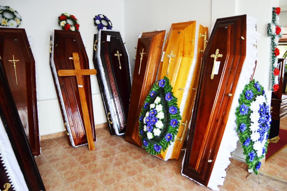 Sicrie din lemn expuse la vânzare în Tulcea