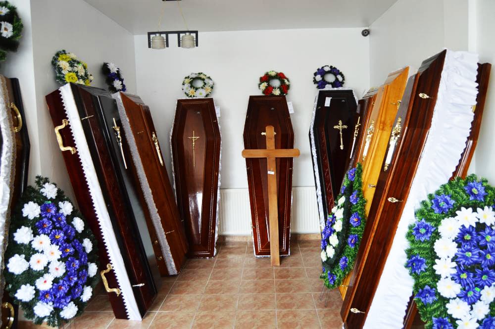Sicrie din lemn masiv, expuse în showroom
