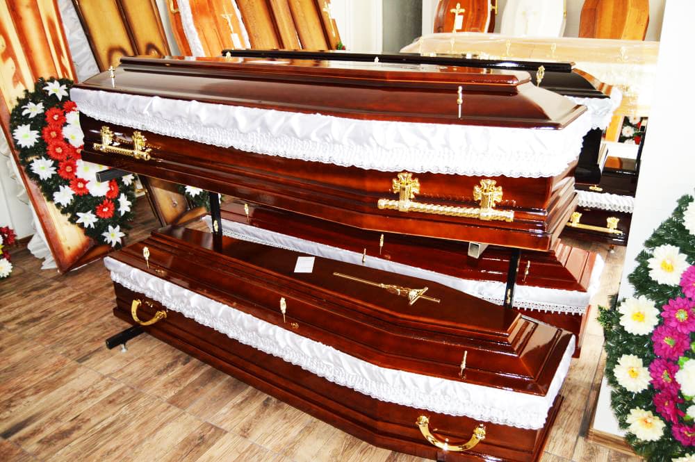 Sicrie și coroane funerare în sala de expunere